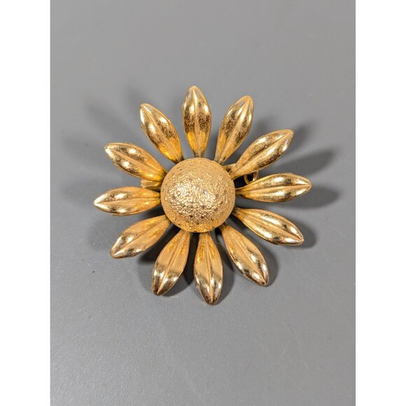 Vintage Gold Tone Daisy Flower Brooch 3D Pin - Picture 1 of 6